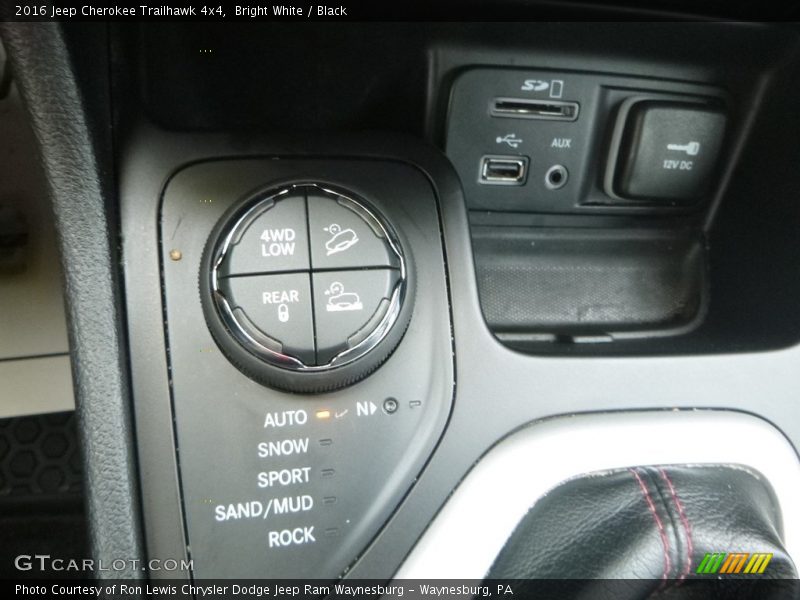 Bright White / Black 2016 Jeep Cherokee Trailhawk 4x4