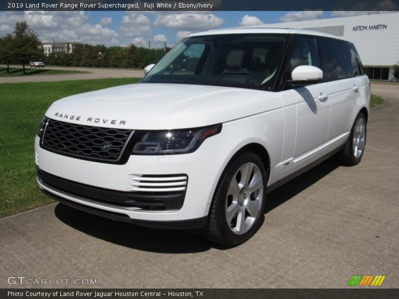 Front 3/4 View of 2019 Range Rover Supercharged