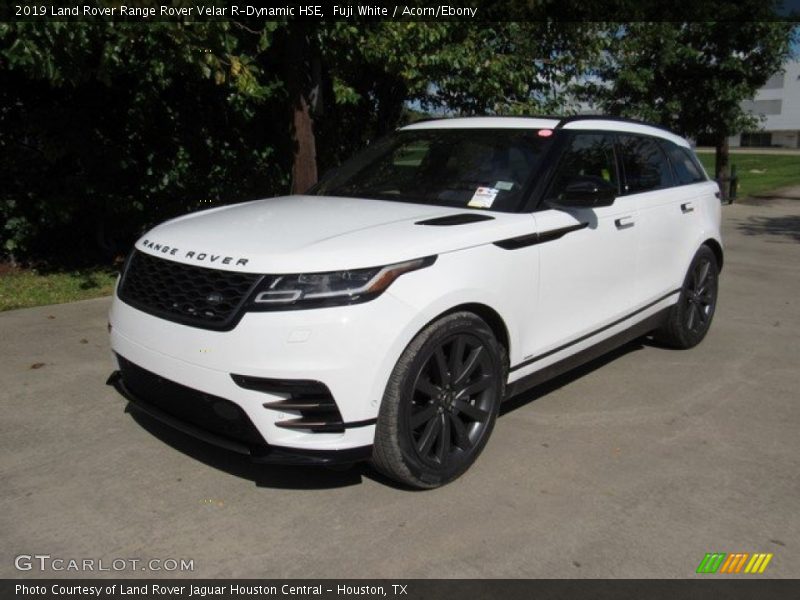 Front 3/4 View of 2019 Range Rover Velar R-Dynamic HSE