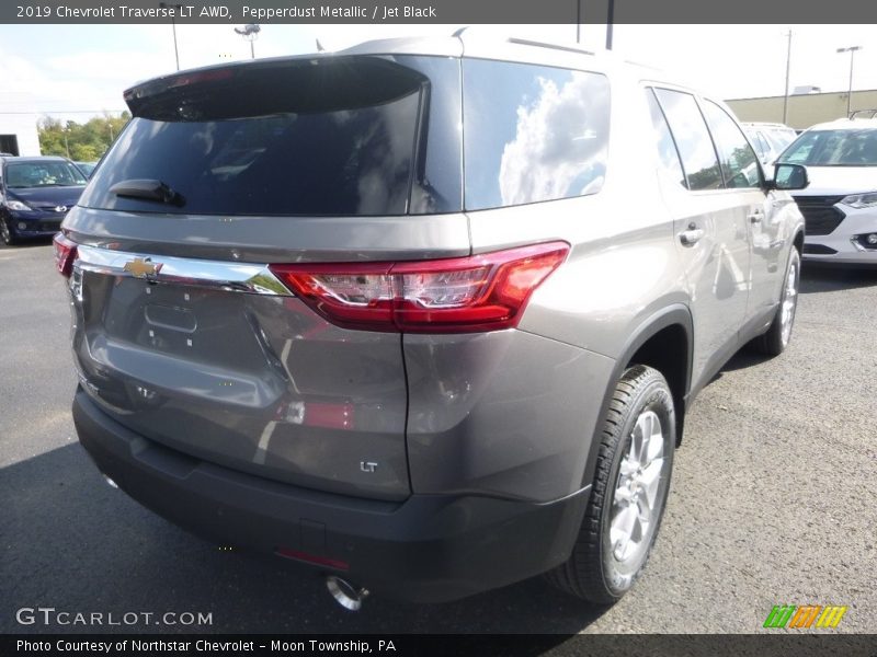 Pepperdust Metallic / Jet Black 2019 Chevrolet Traverse LT AWD