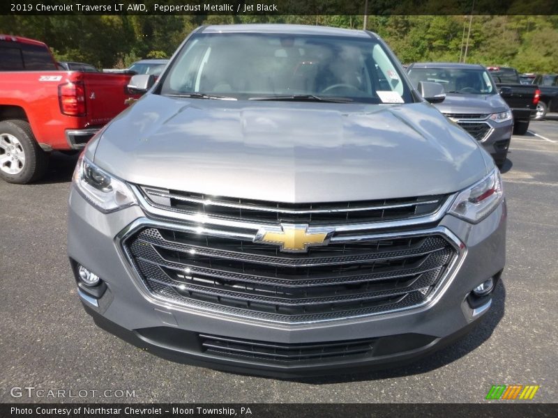Pepperdust Metallic / Jet Black 2019 Chevrolet Traverse LT AWD