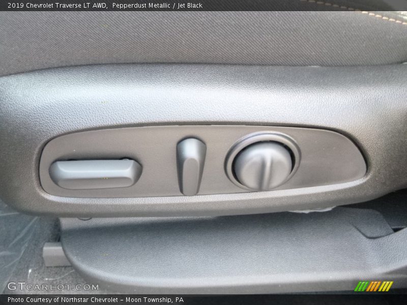 Pepperdust Metallic / Jet Black 2019 Chevrolet Traverse LT AWD