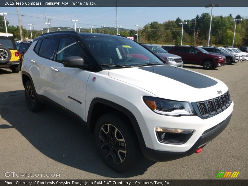Front 3/4 View of 2019 Compass Trailhawk 4x4