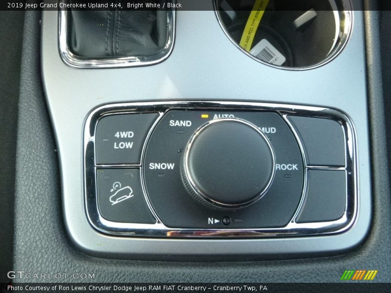 Bright White / Black 2019 Jeep Grand Cherokee Upland 4x4