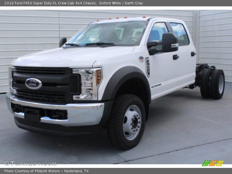 Front 3/4 View of 2019 F450 Super Duty XL Crew Cab 4x4 Chassis