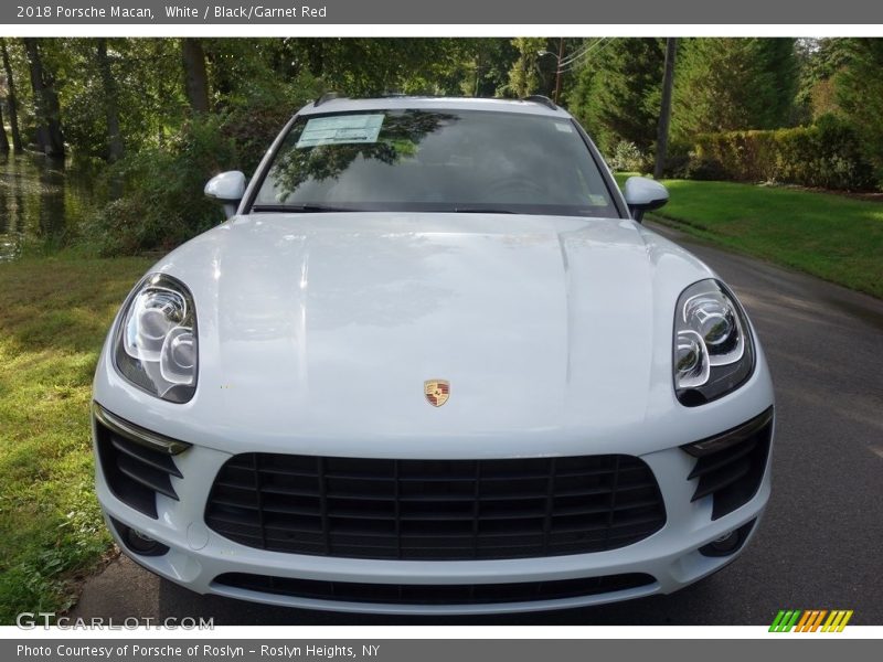 White / Black/Garnet Red 2018 Porsche Macan