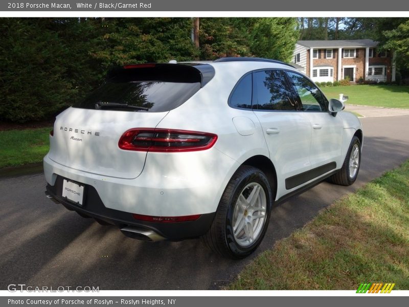 White / Black/Garnet Red 2018 Porsche Macan