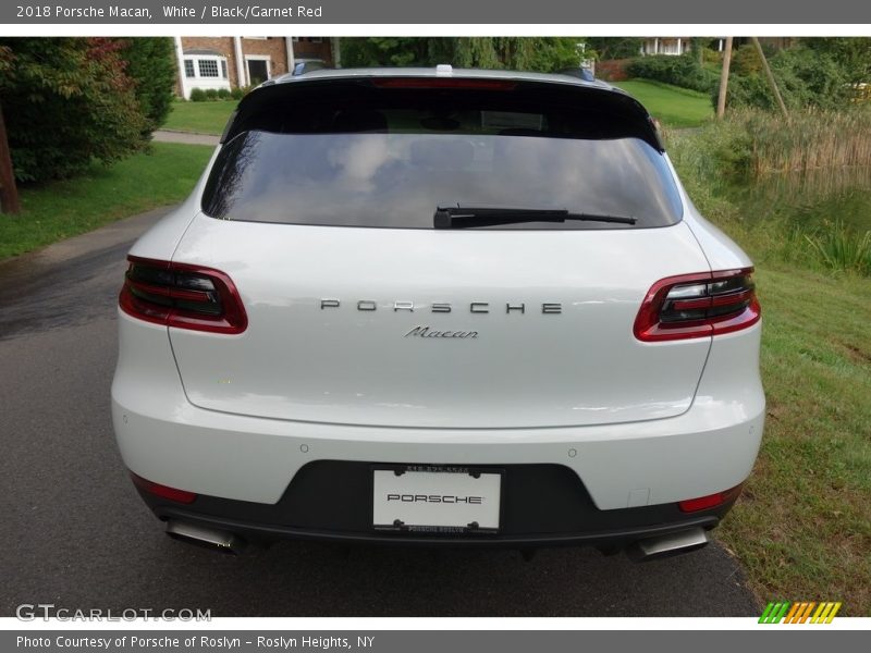 White / Black/Garnet Red 2018 Porsche Macan
