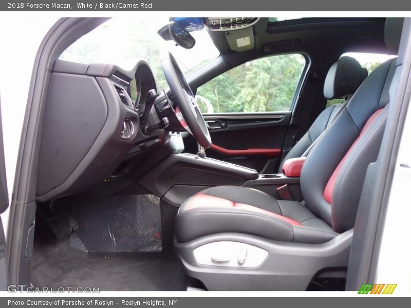 White / Black/Garnet Red 2018 Porsche Macan