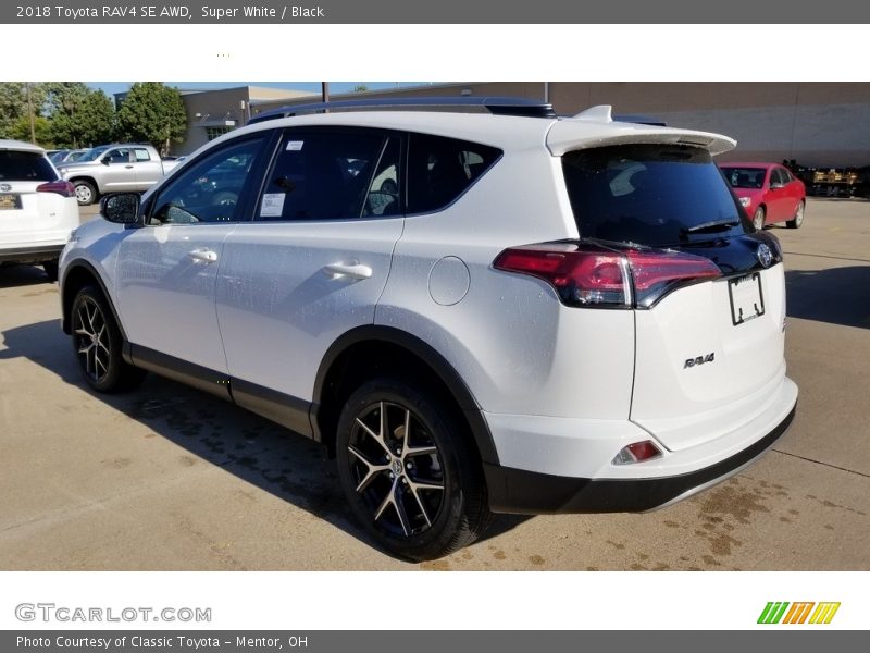 Super White / Black 2018 Toyota RAV4 SE AWD