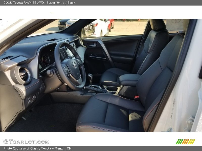 Super White / Black 2018 Toyota RAV4 SE AWD