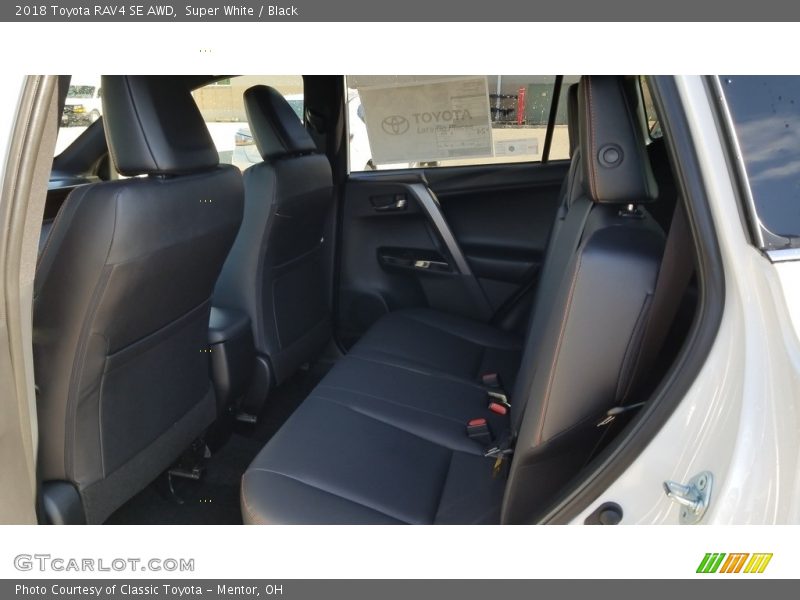 Super White / Black 2018 Toyota RAV4 SE AWD