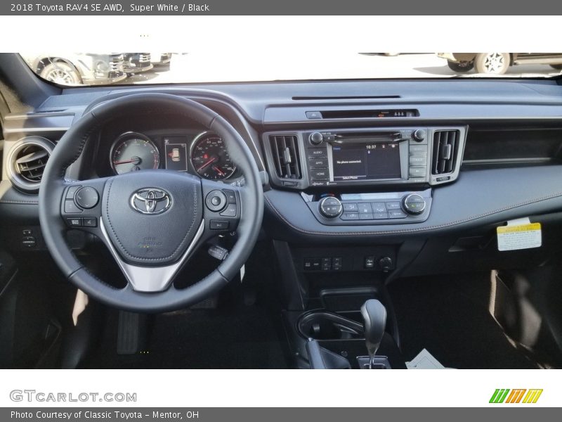 Super White / Black 2018 Toyota RAV4 SE AWD