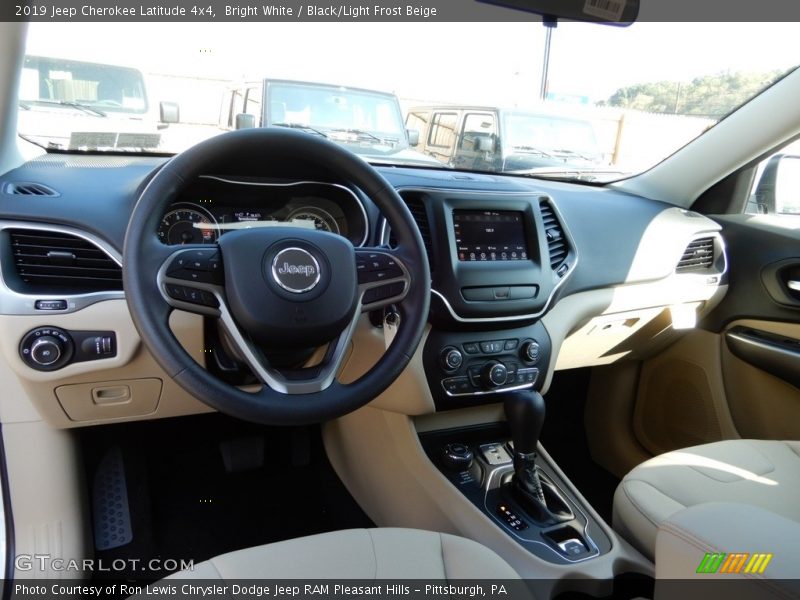 Bright White / Black/Light Frost Beige 2019 Jeep Cherokee Latitude 4x4