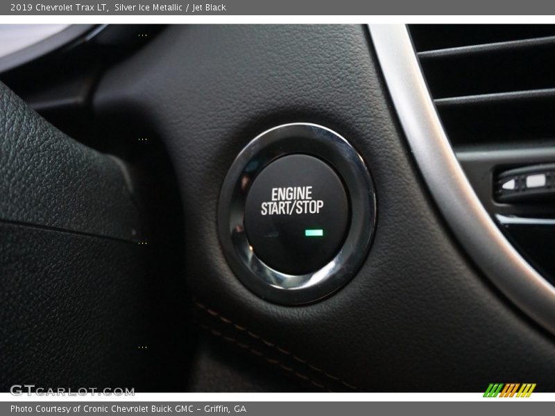 Silver Ice Metallic / Jet Black 2019 Chevrolet Trax LT