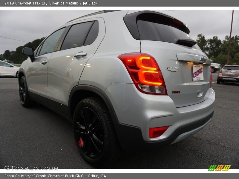 Silver Ice Metallic / Jet Black 2019 Chevrolet Trax LT