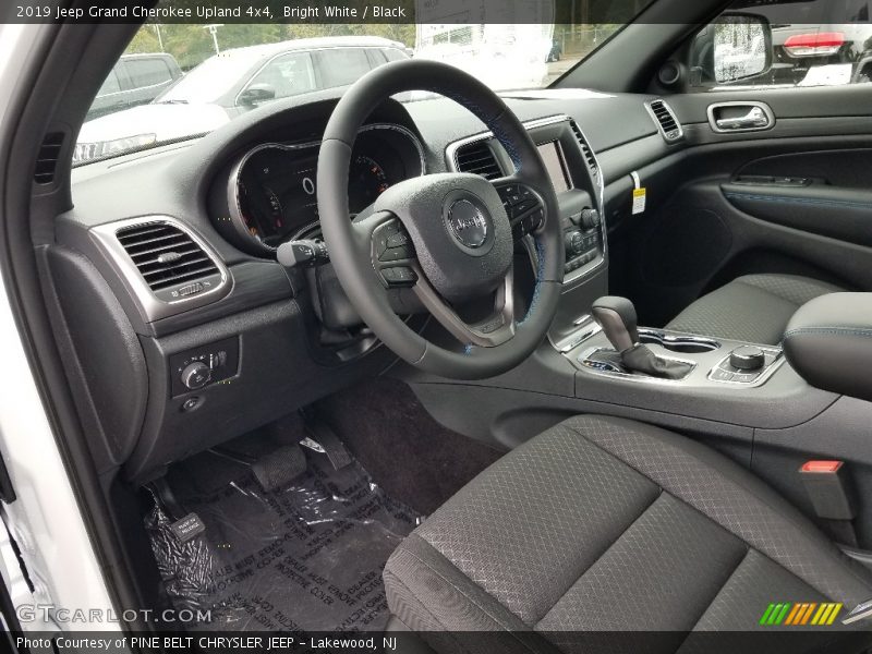 Bright White / Black 2019 Jeep Grand Cherokee Upland 4x4