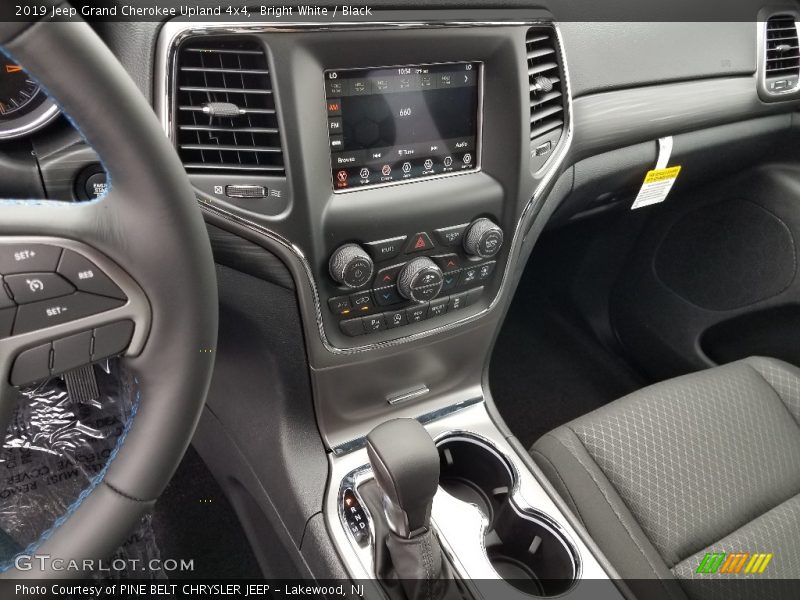 Bright White / Black 2019 Jeep Grand Cherokee Upland 4x4