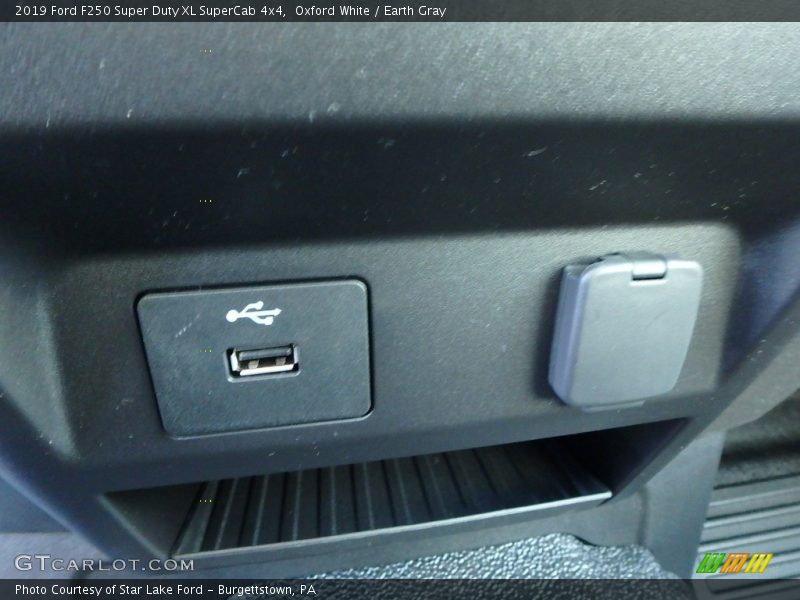 Oxford White / Earth Gray 2019 Ford F250 Super Duty XL SuperCab 4x4