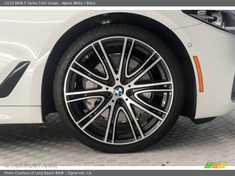 Alpine White / Black 2019 BMW 5 Series 540i Sedan
