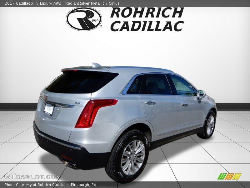 Radiant Silver Metallic / Cirrus 2017 Cadillac XT5 Luxury AWD