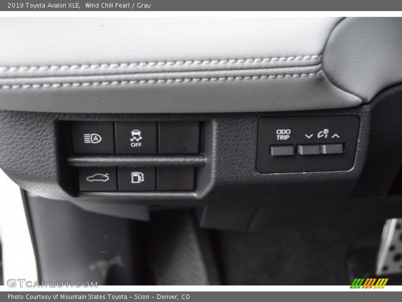 Wind Chill Pearl / Gray 2019 Toyota Avalon XLE