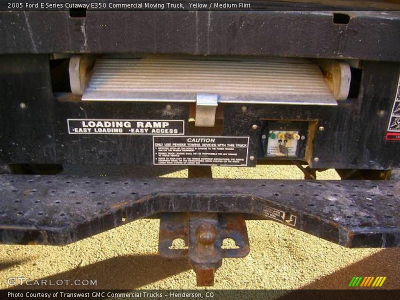 Yellow / Medium Flint 2005 Ford E Series Cutaway E350 Commercial Moving Truck