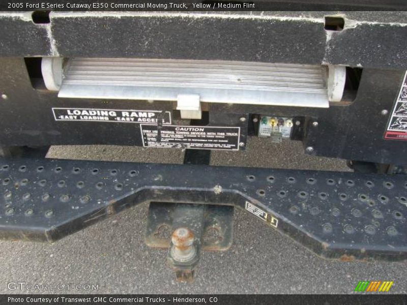 Yellow / Medium Flint 2005 Ford E Series Cutaway E350 Commercial Moving Truck