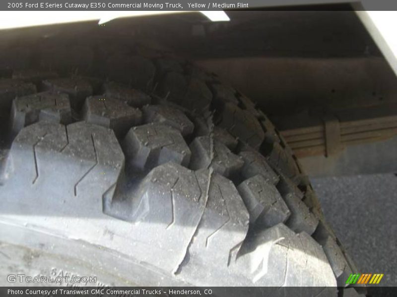 Yellow / Medium Flint 2005 Ford E Series Cutaway E350 Commercial Moving Truck