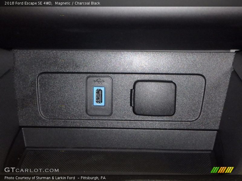 Magnetic / Charcoal Black 2018 Ford Escape SE 4WD