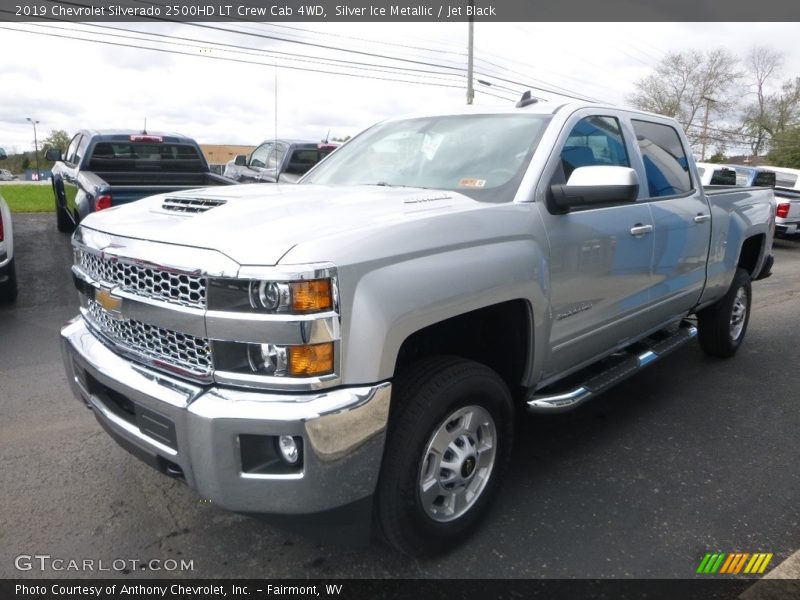 Front 3/4 View of 2019 Silverado 2500HD LT Crew Cab 4WD