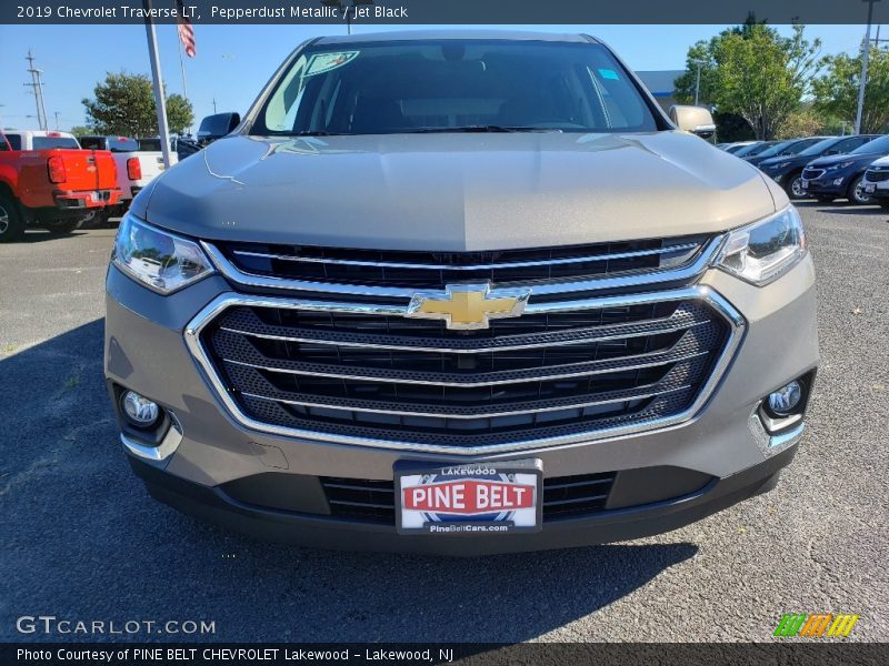 Pepperdust Metallic / Jet Black 2019 Chevrolet Traverse LT