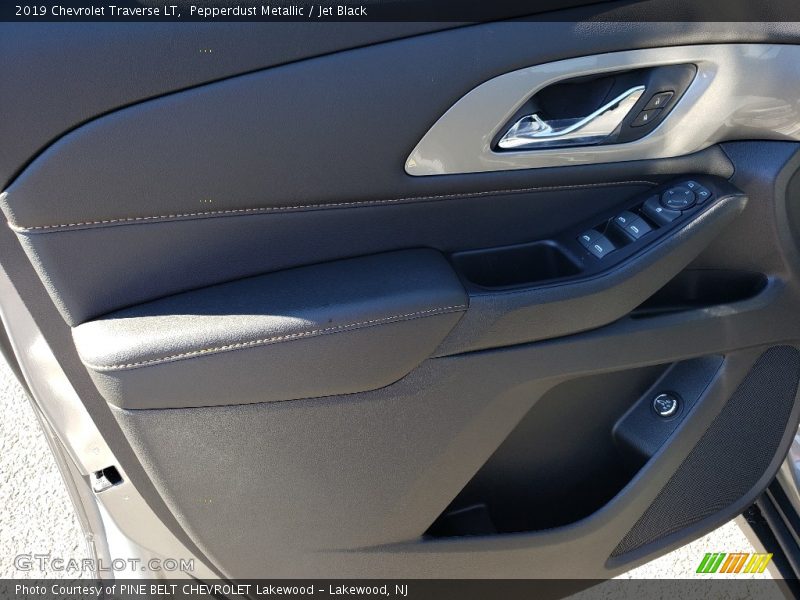 Pepperdust Metallic / Jet Black 2019 Chevrolet Traverse LT