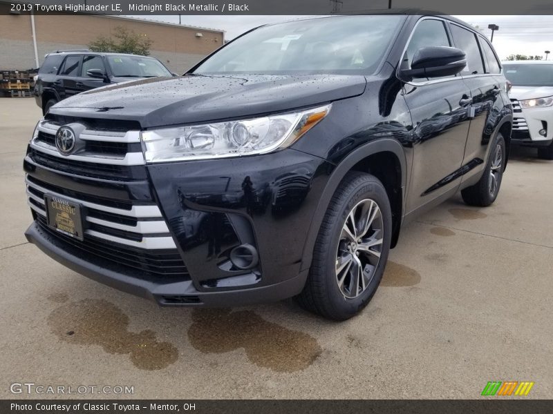 Front 3/4 View of 2019 Highlander LE