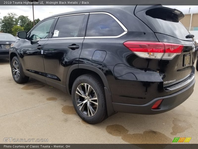 Midnight Black Metallic / Black 2019 Toyota Highlander LE