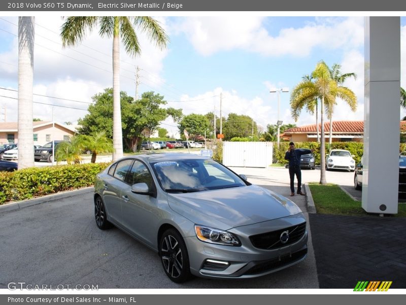 Electric Silver Metallic / Beige 2018 Volvo S60 T5 Dynamic