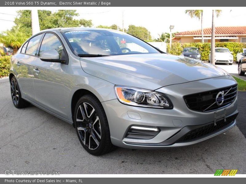 Front 3/4 View of 2018 S60 T5 Dynamic