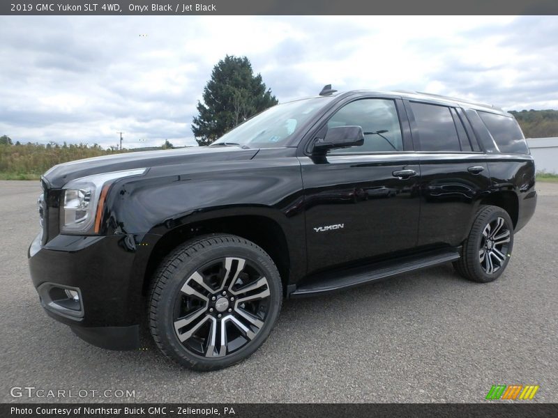 Front 3/4 View of 2019 Yukon SLT 4WD