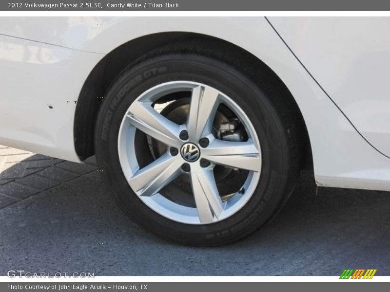 Candy White / Titan Black 2012 Volkswagen Passat 2.5L SE