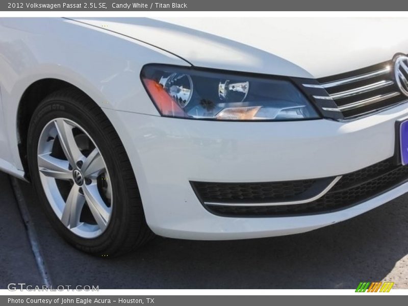 Candy White / Titan Black 2012 Volkswagen Passat 2.5L SE