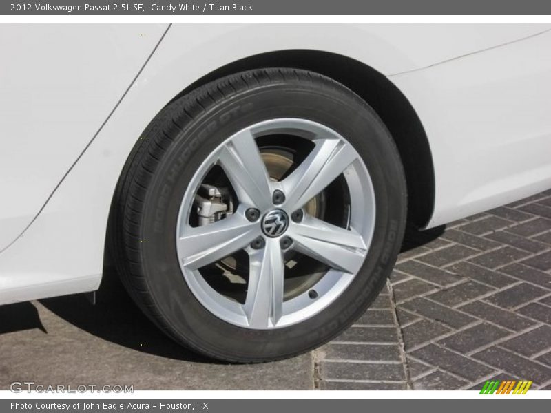 Candy White / Titan Black 2012 Volkswagen Passat 2.5L SE