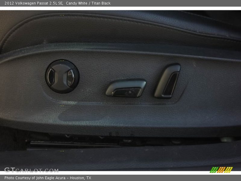 Candy White / Titan Black 2012 Volkswagen Passat 2.5L SE