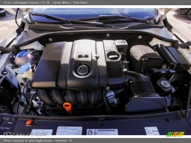 Candy White / Titan Black 2012 Volkswagen Passat 2.5L SE