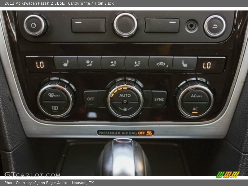 Candy White / Titan Black 2012 Volkswagen Passat 2.5L SE