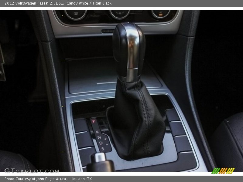 Candy White / Titan Black 2012 Volkswagen Passat 2.5L SE