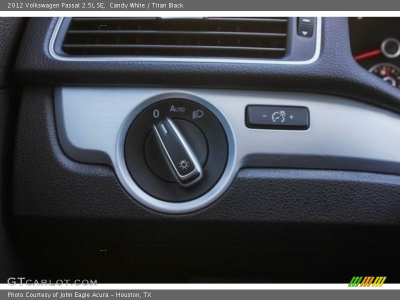 Candy White / Titan Black 2012 Volkswagen Passat 2.5L SE