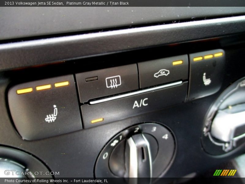 Platinum Gray Metallic / Titan Black 2013 Volkswagen Jetta SE Sedan