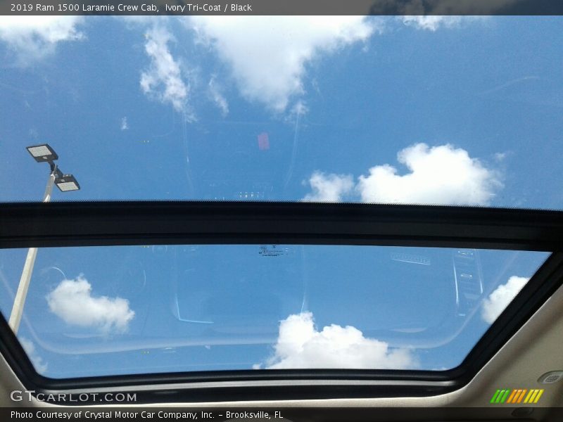 Ivory Tri–Coat / Black 2019 Ram 1500 Laramie Crew Cab