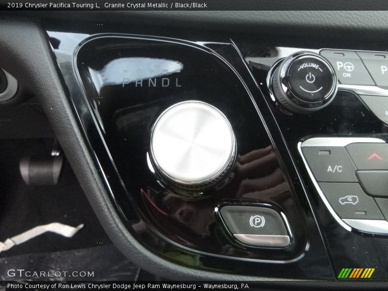 Granite Crystal Metallic / Black/Black 2019 Chrysler Pacifica Touring L