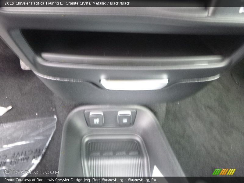 Granite Crystal Metallic / Black/Black 2019 Chrysler Pacifica Touring L